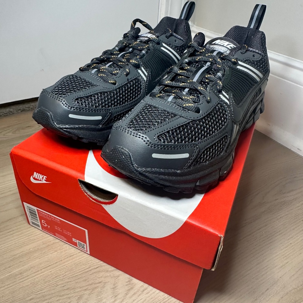 Nike Zoom Vomero 5 GG GS Dark Smoke Grey Kids Running Shoes IB3812-001 Size 5Y - Picture 2 of 8